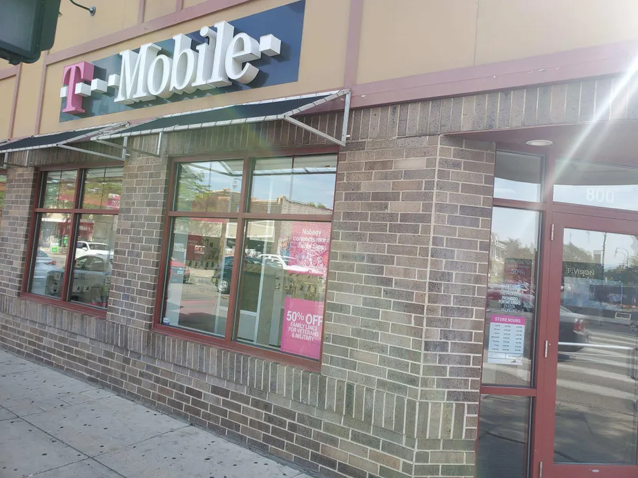 Foto del exterior de la tienda T-Mobile en Lake & Chicago, Minneapolis, MN