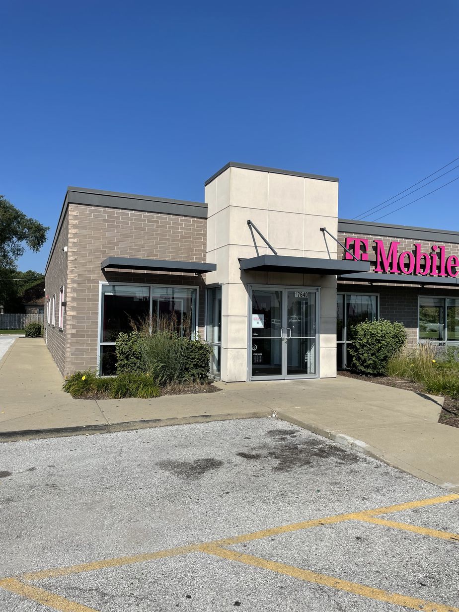 Exterior photo of T-Mobile Store at Torrence & 176th, Lansing, IL