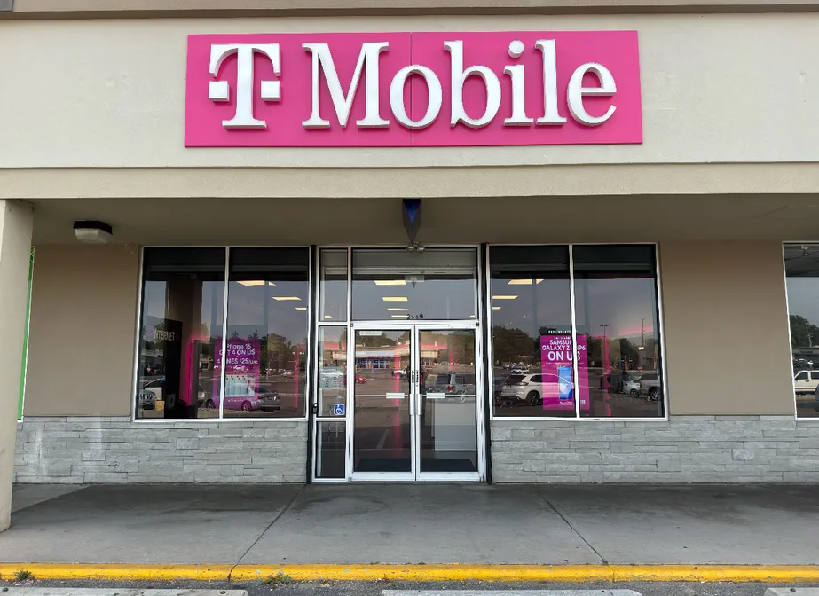 Foto del exterior de la tienda T-Mobile en University Square, Greeley, CO