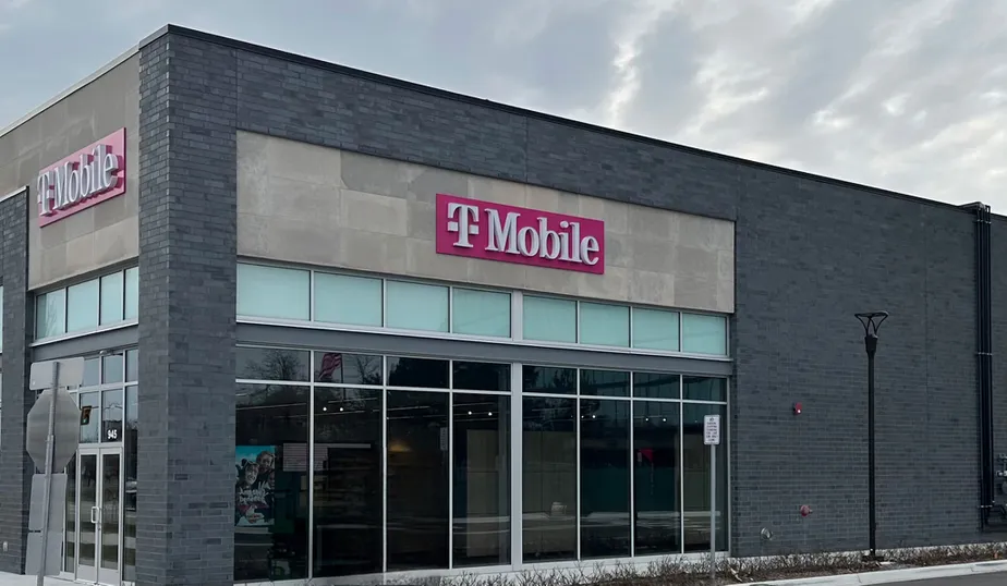  Exterior photo of T-Mobile Store at Big Beaver & Crooks, Troy, MI 