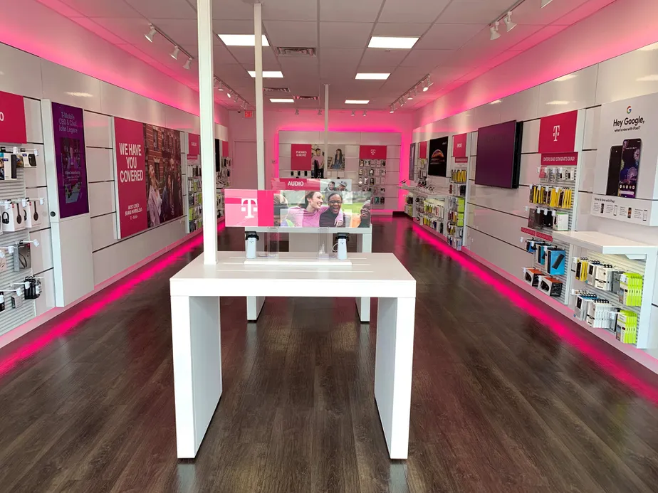 Foto del interior de la tienda T-Mobile en Dickerson Pike & Oak Valley Drive, Nashville, TN