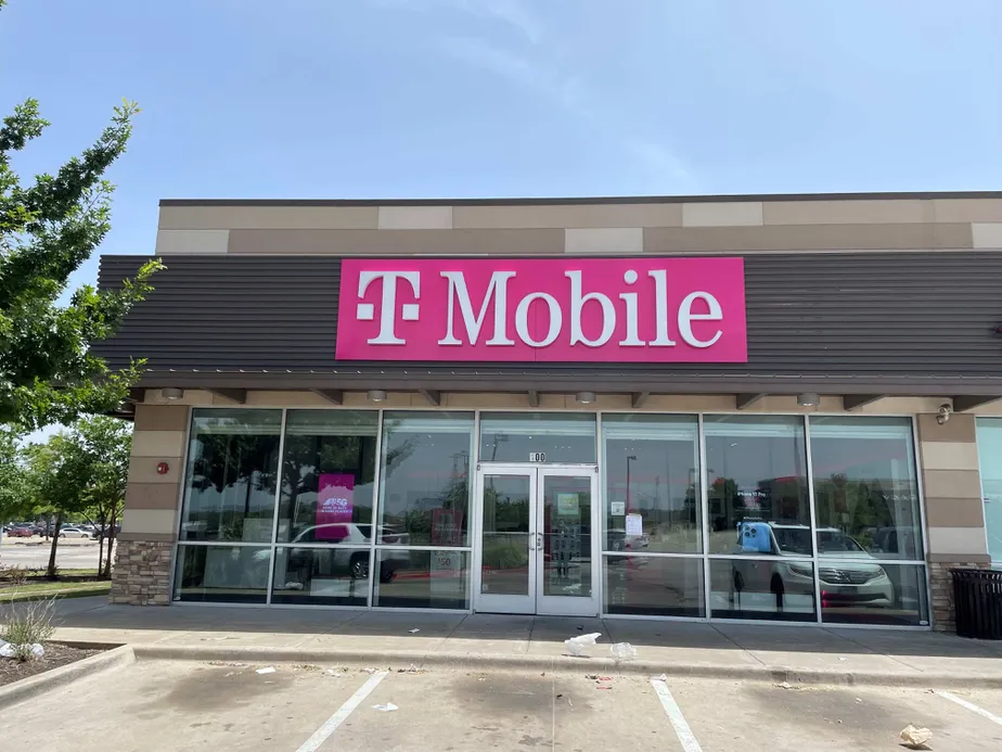 Exterior photo of T-Mobile Store at Glen Oaks, Dallas, TX