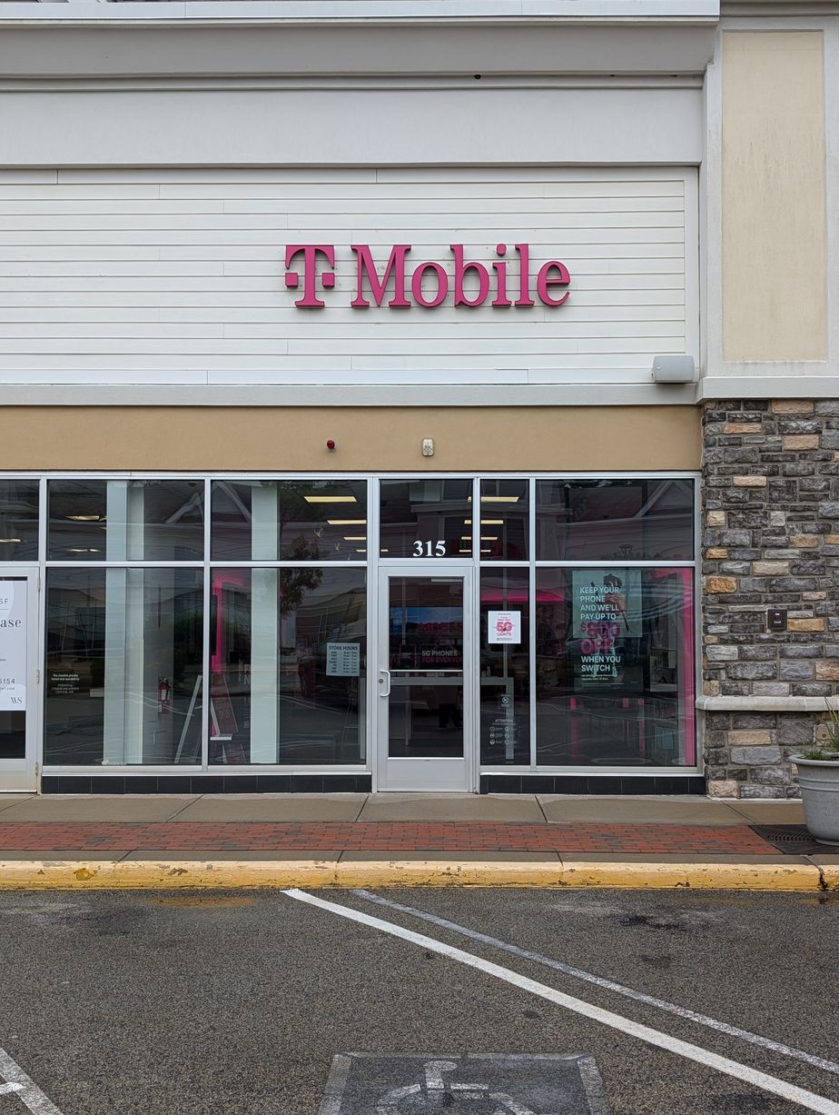 Exterior photo of T-Mobile Store at Wareham Crossing, Wareham, MA