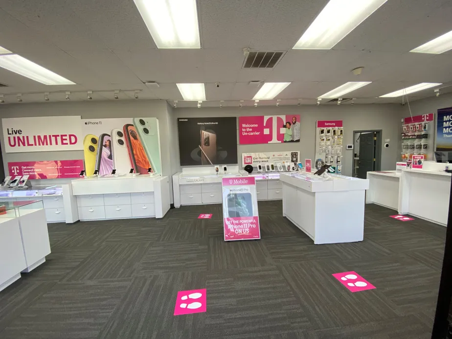 Foto del interior de la tienda T-Mobile en S State Rd & Birch St, Davison, MI