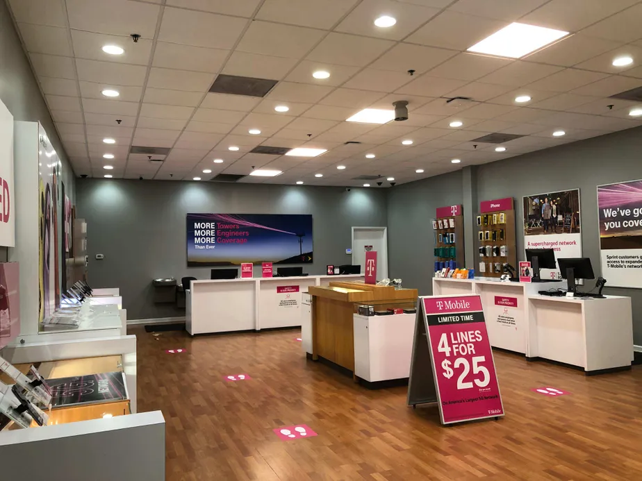 Foto del interior de la tienda T-Mobile en Centreville Sq & Machen Rd, Centreville, VA