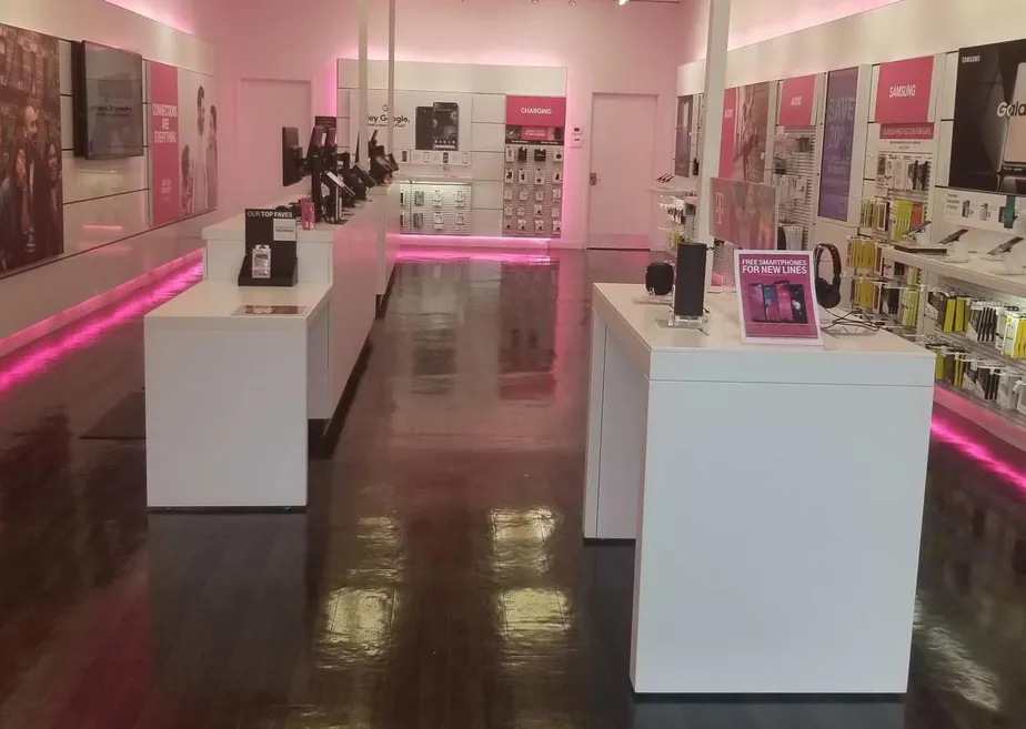 Foto del interior de la tienda T-Mobile en Mariner Blvd & County Line Rd, Spring Hill, FL