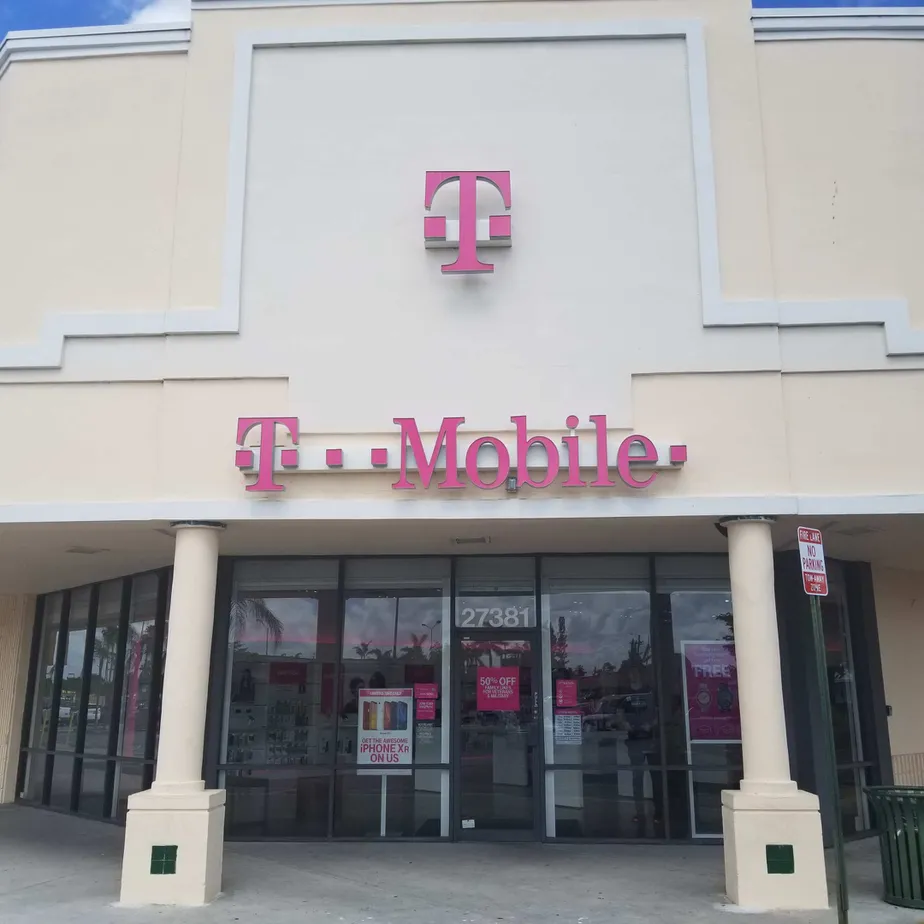 Foto del exterior de la tienda T-Mobile en S Dixie Hwy & Sw 145th Ave, Naranja, FL