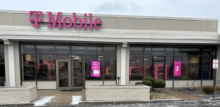  Exterior photo of T-Mobile Store at W Broadway & Highland Dr, Columbia, MO 