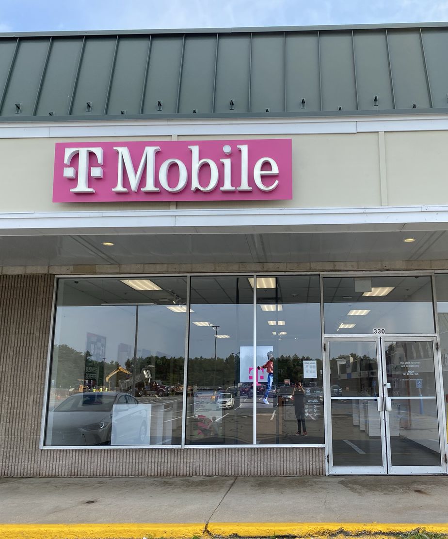 Exterior photo of T-Mobile Store at Timpany Plaza Shopping Mall, Gardner, MA