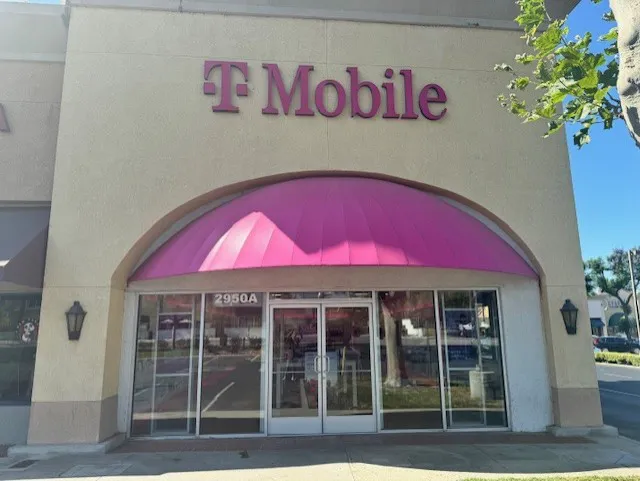 Foto del exterior de la tienda T-Mobile en Sycamore Village, Simi Valley, CA