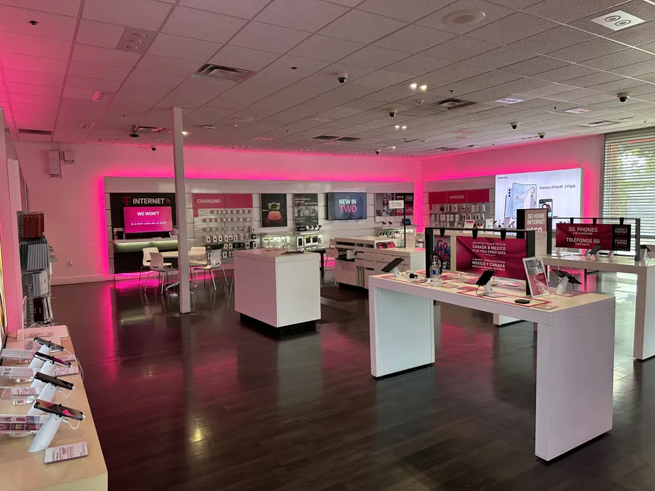 Foto del interior de la tienda T-Mobile en Washington & Rosemead, Pico Rivera, CA