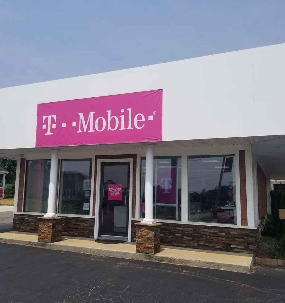 Exterior photo of T-Mobile store at S Dupont Blvd & Fisher St, Smyrna, DE