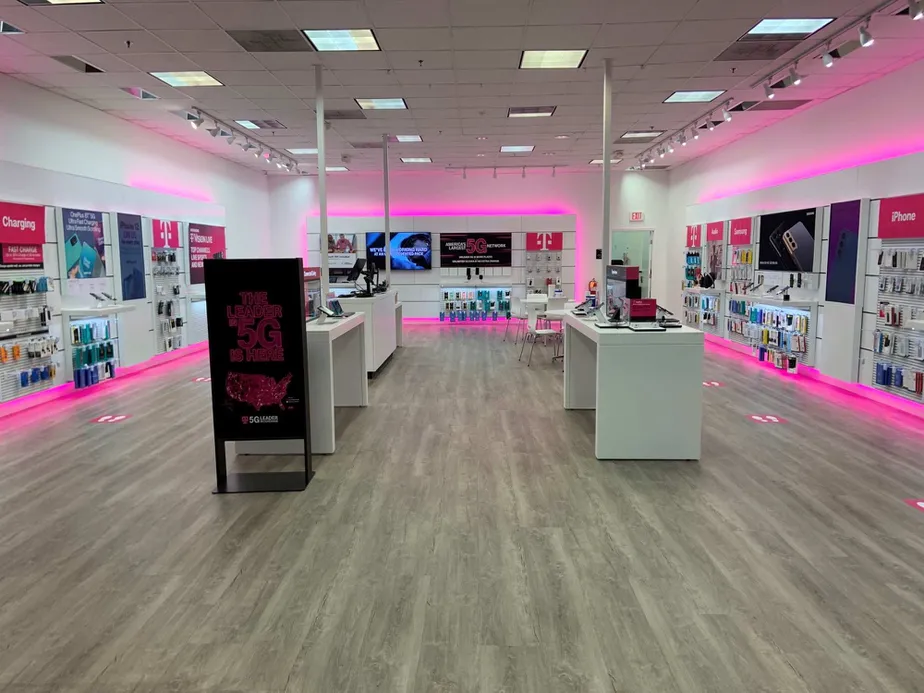 Foto del interior de la tienda T-Mobile en Francis Scott Key Mall 3, Frederick, MD