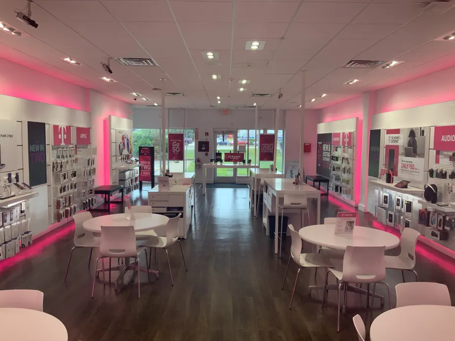 Foto del interior de la tienda T-Mobile en Highland Ave, Seekonk, MA