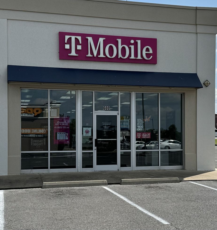 Exterior photo of T-Mobile Store at N 12th St & Arcadia Cir, Murray, KY
