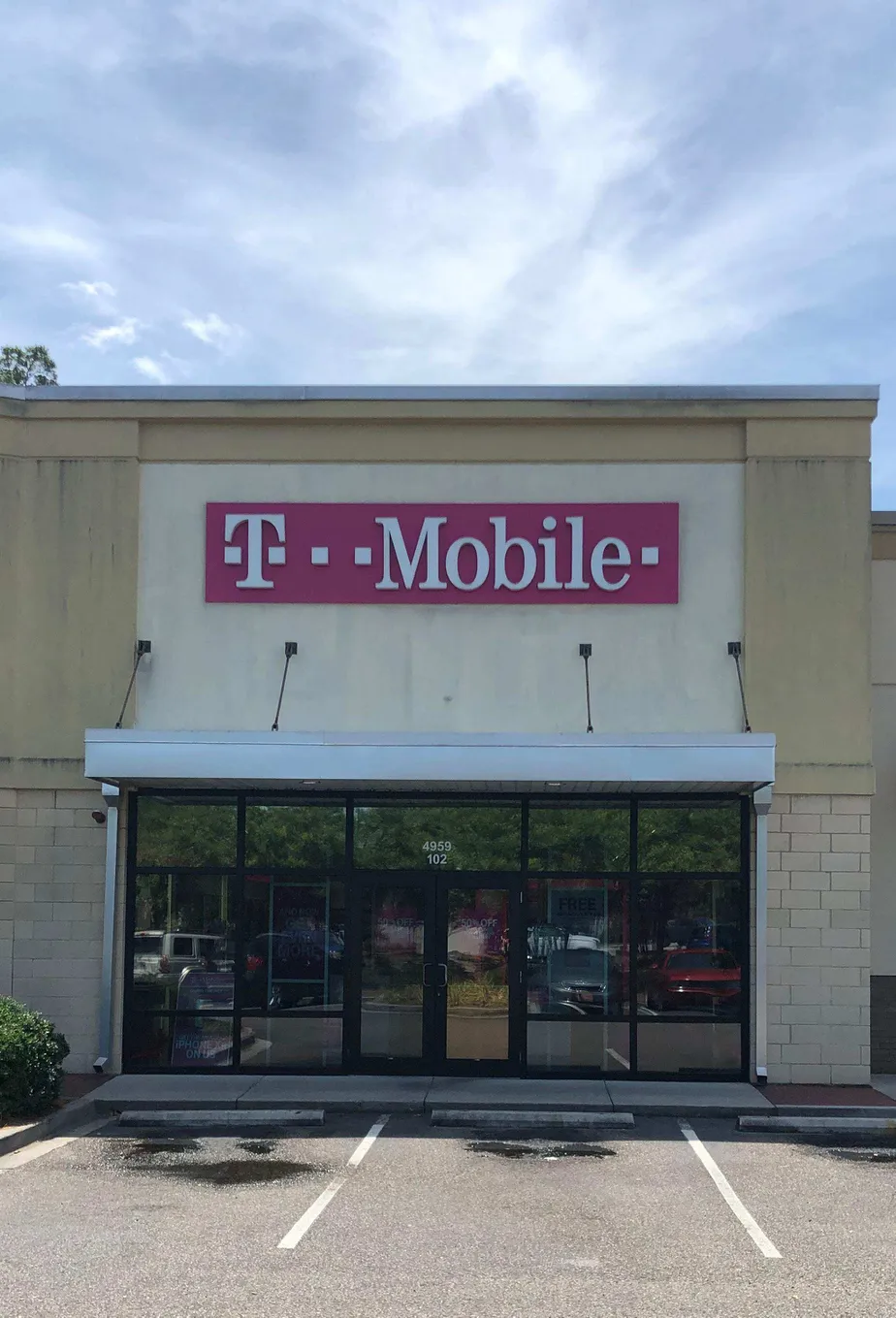 Exterior photo of T-Mobile store at Centre Point, Charleston, SC