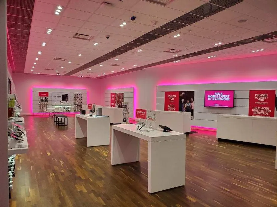 Foto del interior de la tienda T-Mobile en Sawgrass Mills 5, Sunrise, FL