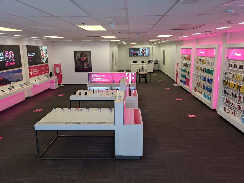 Foto del interior de la tienda T-Mobile en Peoples Plz & Glasgow Ave 2, Newark, DE