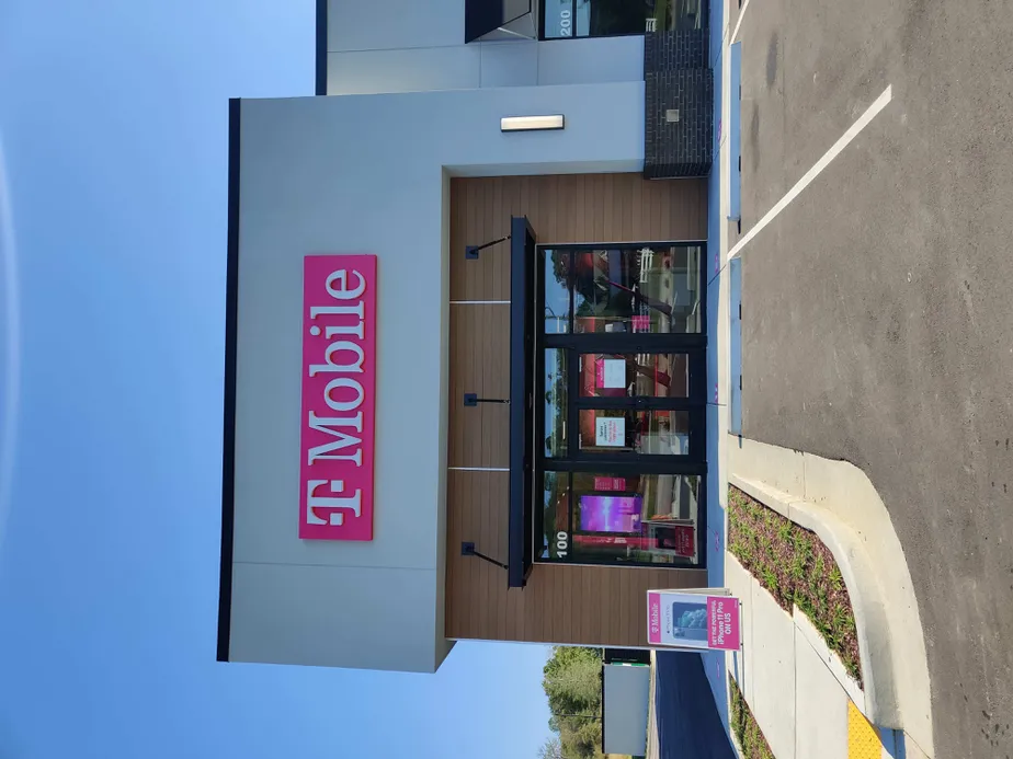 Foto del exterior de la tienda T-Mobile en South College, Auburn, AL