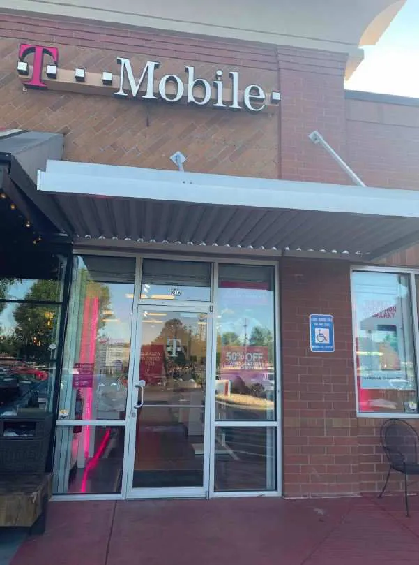 Foto del exterior de la tienda T-Mobile en Sugarloaf & Meadow Church, Duluth, GA