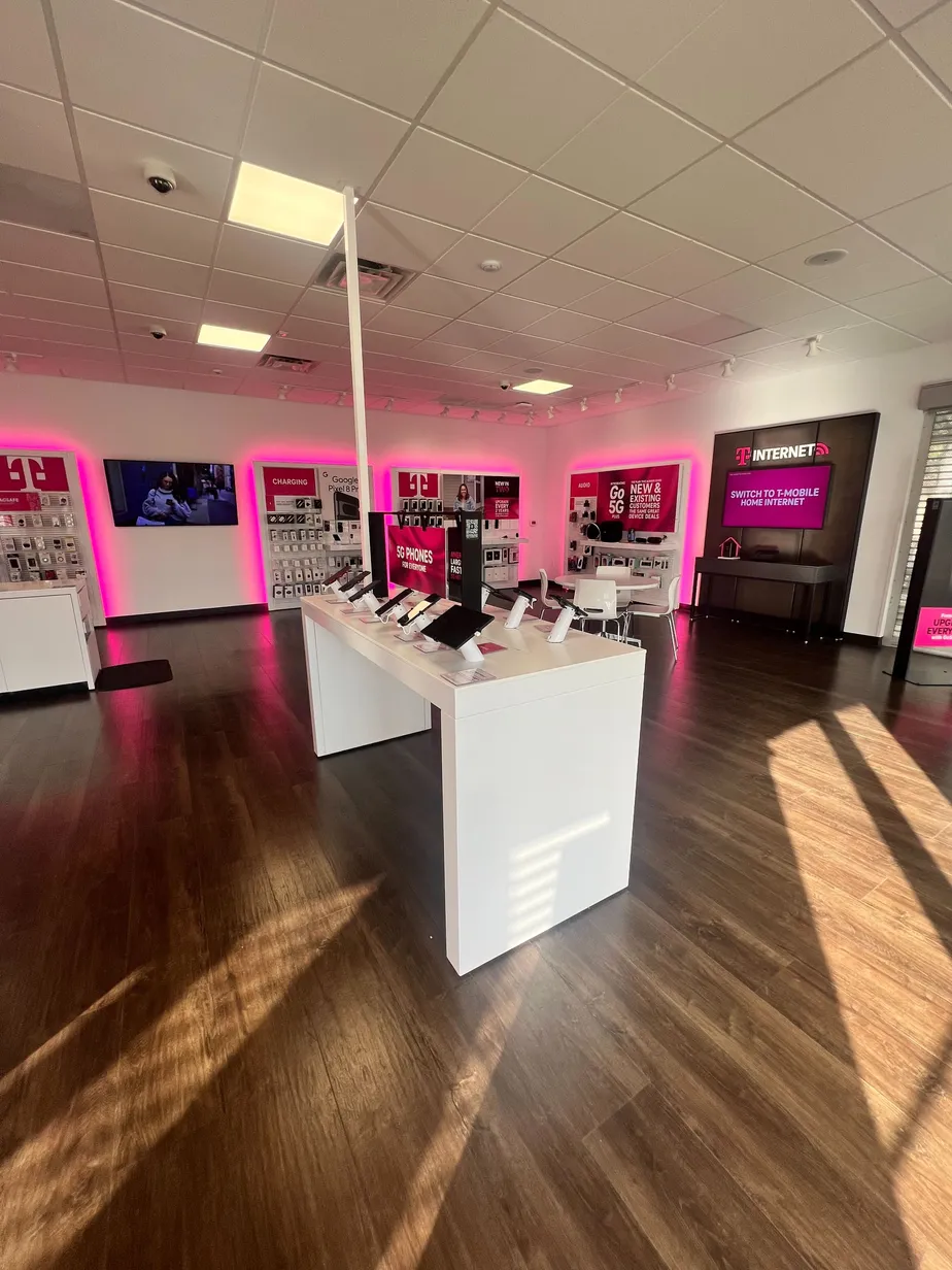 Interior photo of T-Mobile Store at Roper Blvd & S Hwy 27, Clermont, FL
