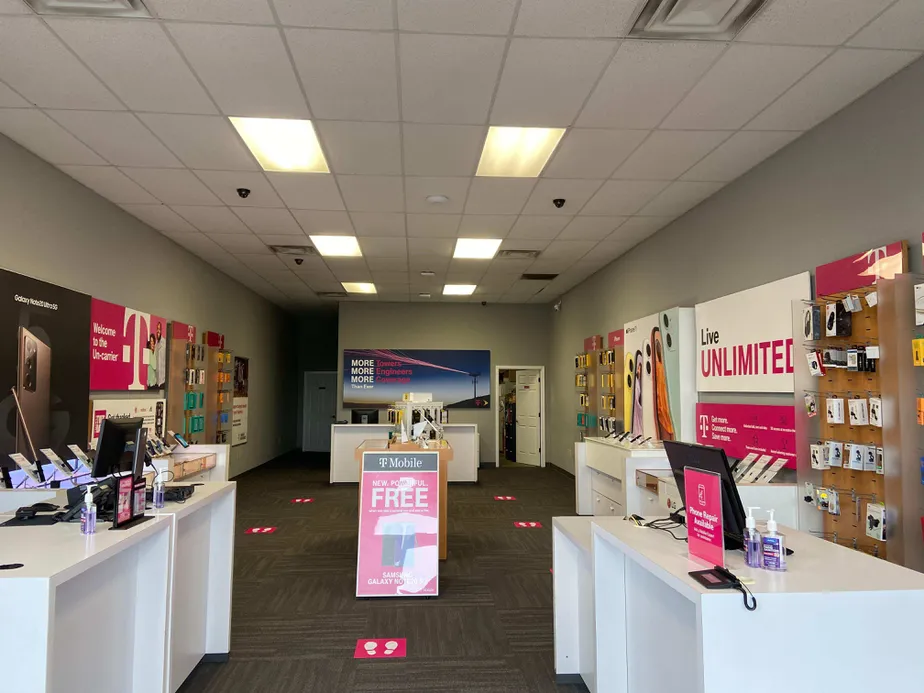 Foto del interior de la tienda T-Mobile en Tiny Town Rd & Trenton Rd, Clarksville, TN