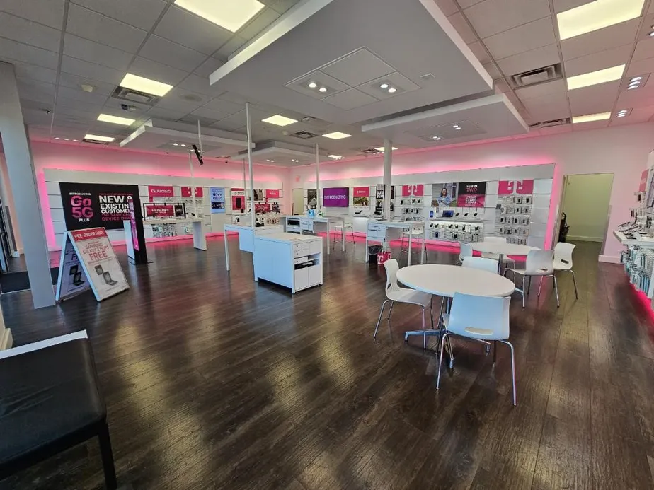 Foto del interior de la tienda T-Mobile en 3rd & Central, Louisville, KY