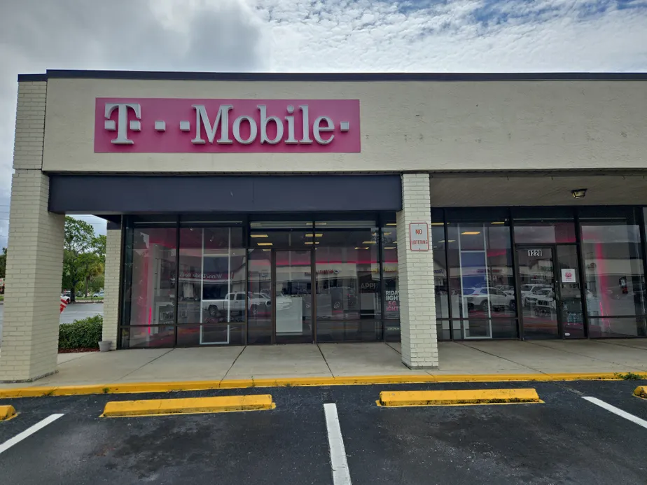  Exterior photo of T-Mobile Store at Broad St & Cortez Blvd, Brooksville, FL 