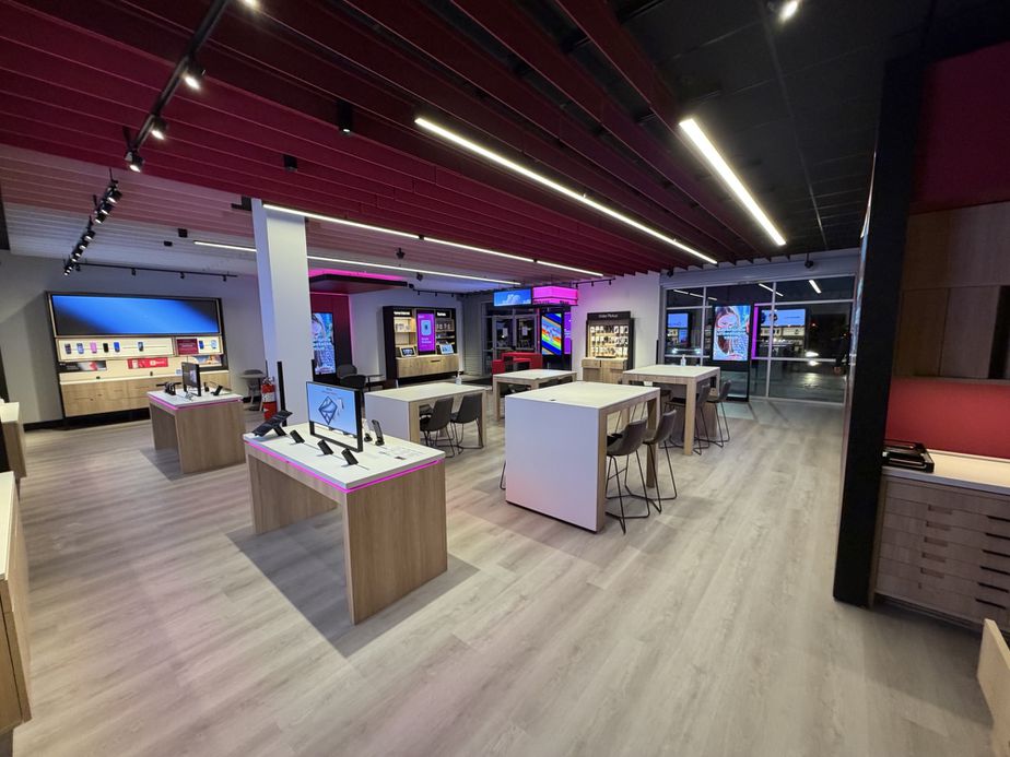  Interior photo of T-Mobile Store at Liberty Triangle, Liberty, MO 