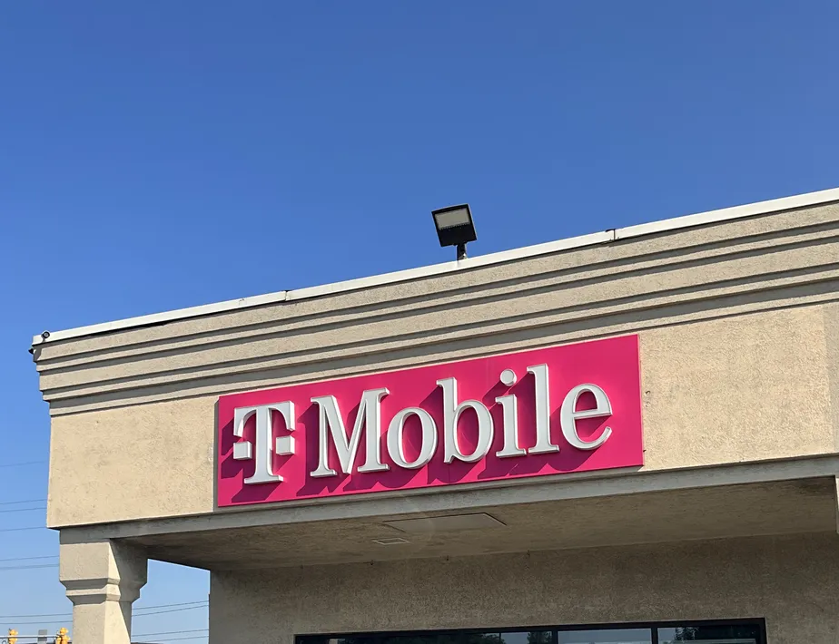  Exterior photo of T-Mobile Store at Hammond Mills, Hammond, IN 