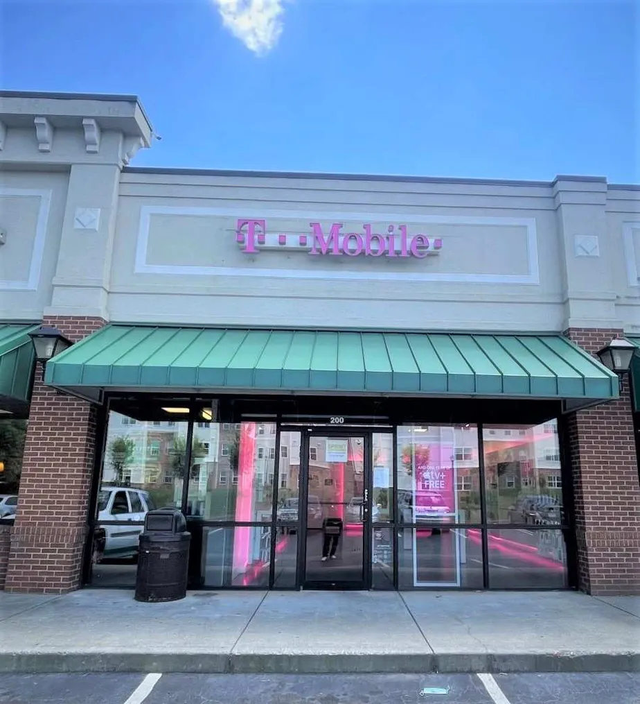 Foto del exterior de la tienda T-Mobile en The Crossings Shopping Center, Smyrna, GA