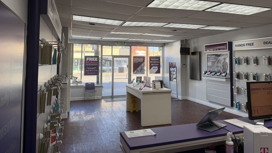 Metro by T-Mobile 10550 S Ewing Ave - 10550 S Ewing Ave 