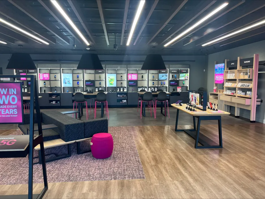 Foto del interior de la tienda T-Mobile en West Bloomfield, West Bloomfield, MI