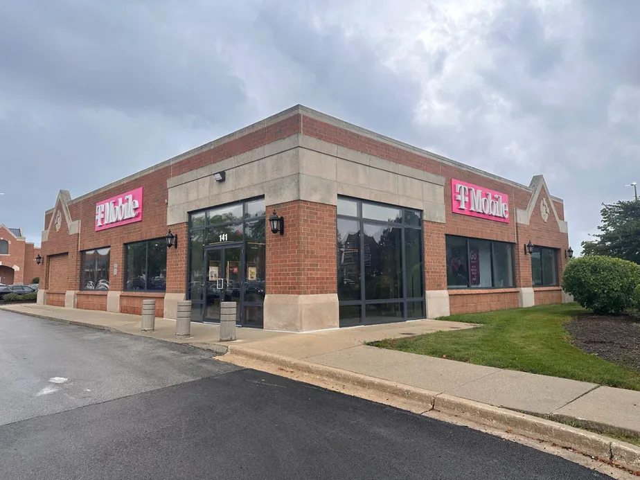 Exterior photo of T-Mobile Store at Skokie Blvd & Lake Cook Rd, Northbrook, IL