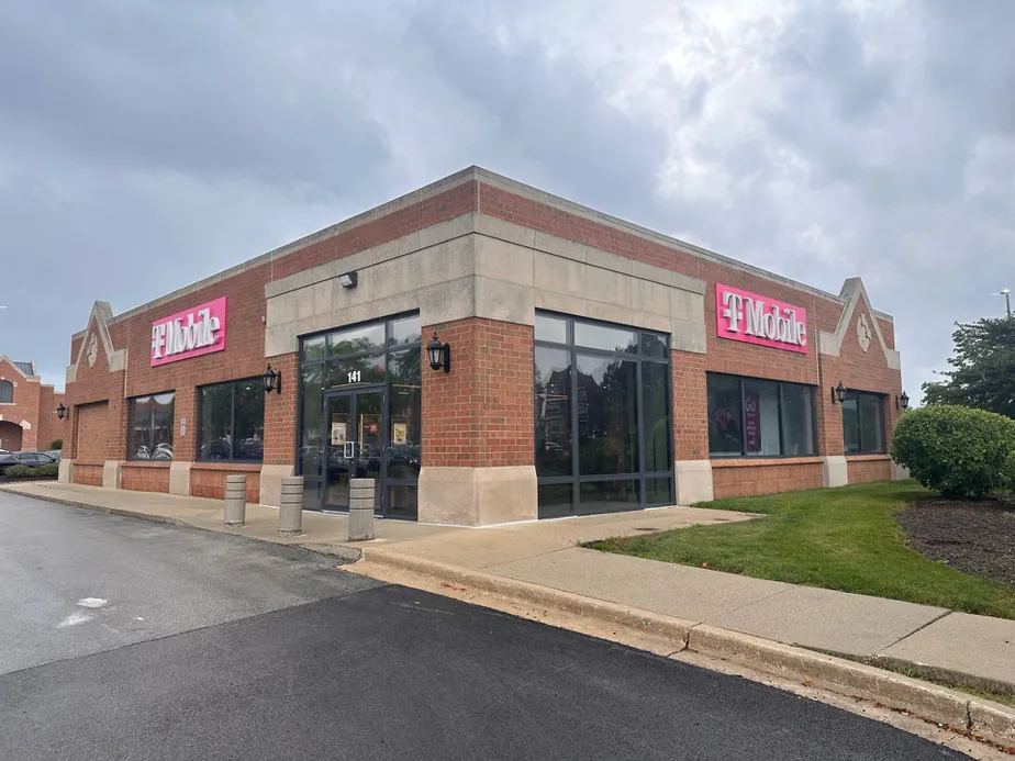  Exterior photo of T-Mobile Store at Skokie Blvd & Lake Cook Rd, Northbrook, IL 