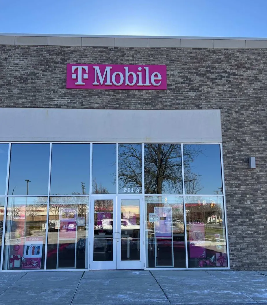 Exterior photo of T-Mobile Store at Washtenaw & Pittsfield, Ann Arbor, MI