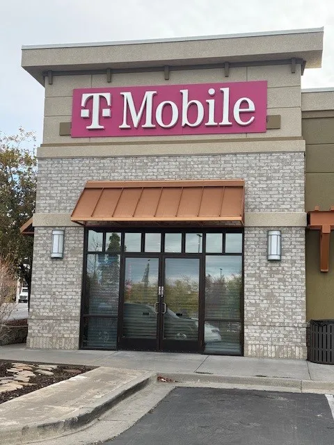  Exterior photo of T-Mobile Store at 400 N & I-15, Bountiful, UT 