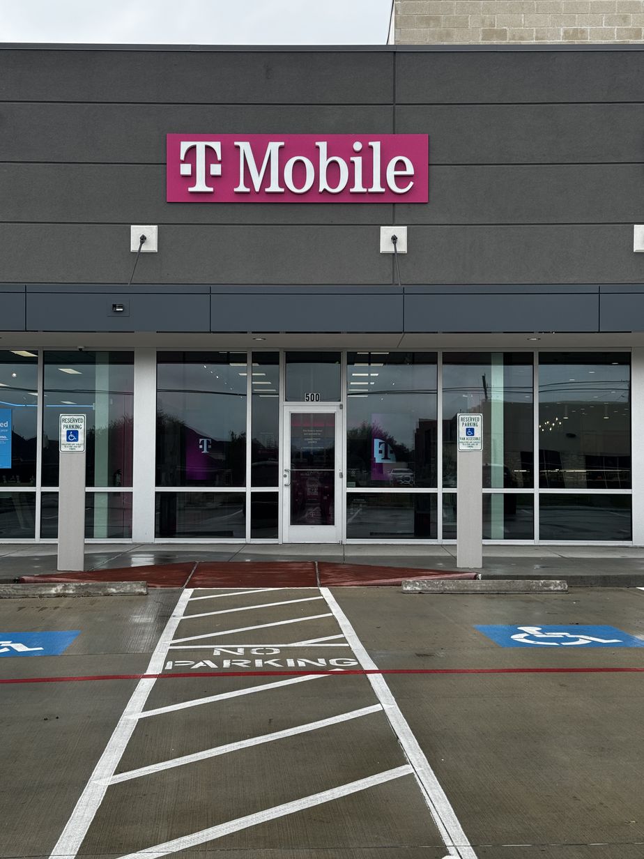 Exterior photo of T-Mobile Store at Mont Belvieu Crossing, Mont Belvieu, TX