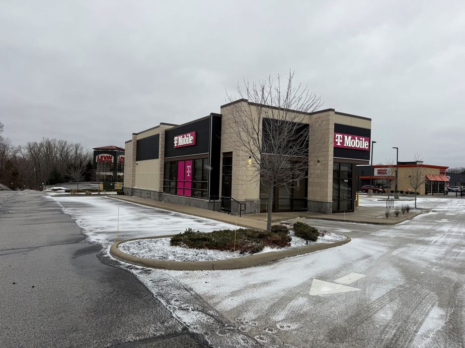  Exterior photo of T-Mobile Store at Mentor Ave & Plaza Blvd, Mentor, OH 