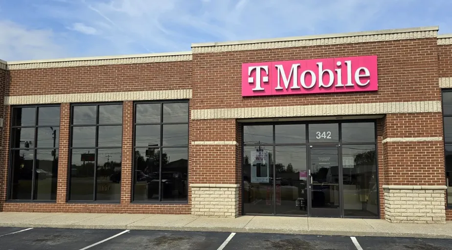  Exterior photo of T-Mobile Store at S Cumberland St & Leeville Pike, Lebanon, TN 
