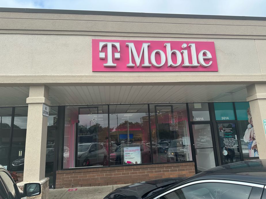 Exterior photo of T-Mobile Store at S Halsted & W 31st, Chicago, IL