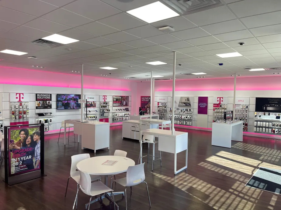 Foto del interior de la tienda T-Mobile en San Jose & Old River, Jacksonville, FL