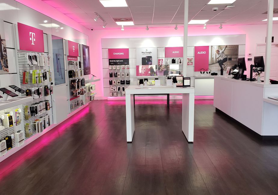 Interior photo of T-Mobile Store at SE Abshier Blvd & SE Hames, Belleview, FL