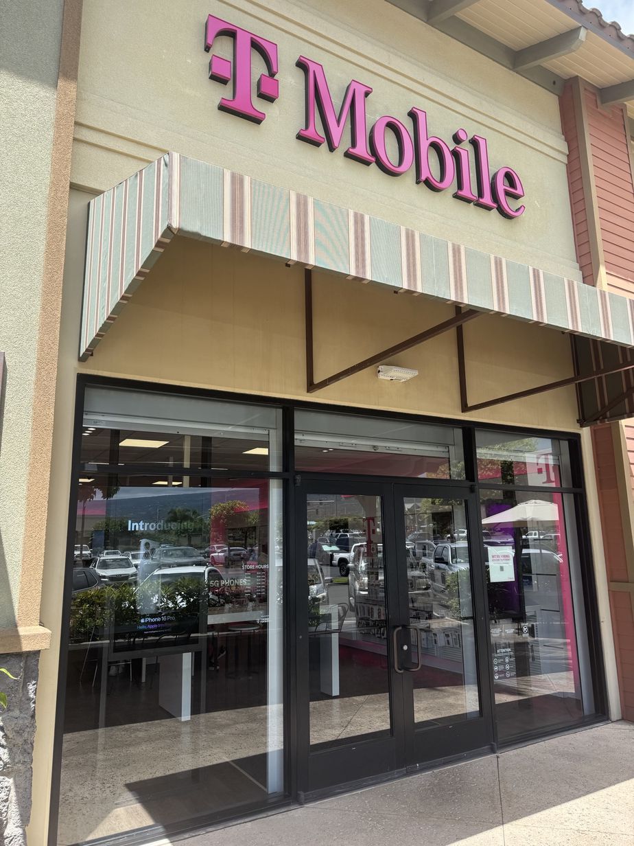 Exterior photo of T-Mobile Store at Kona Commons, Kona, HI