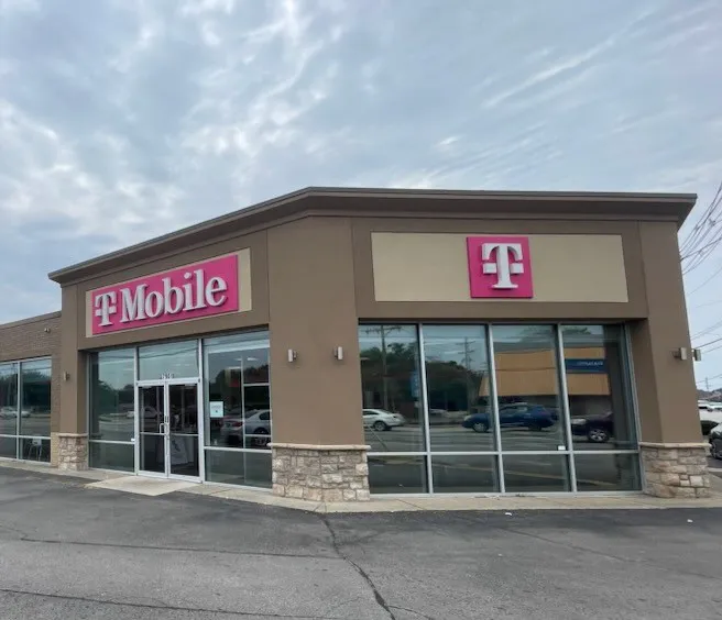 Exterior photo of T-Mobile Store at Preston Hwy at Outer Loop, Louisville, KY