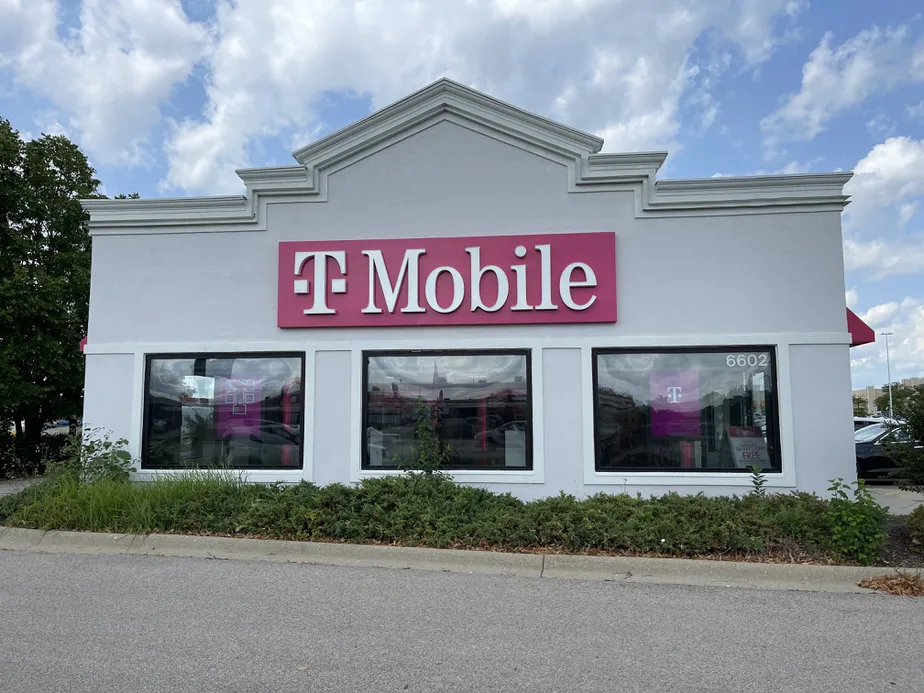 Foto del exterior de la tienda T-Mobile en E State St & Mid America Dr, Rockford, IL