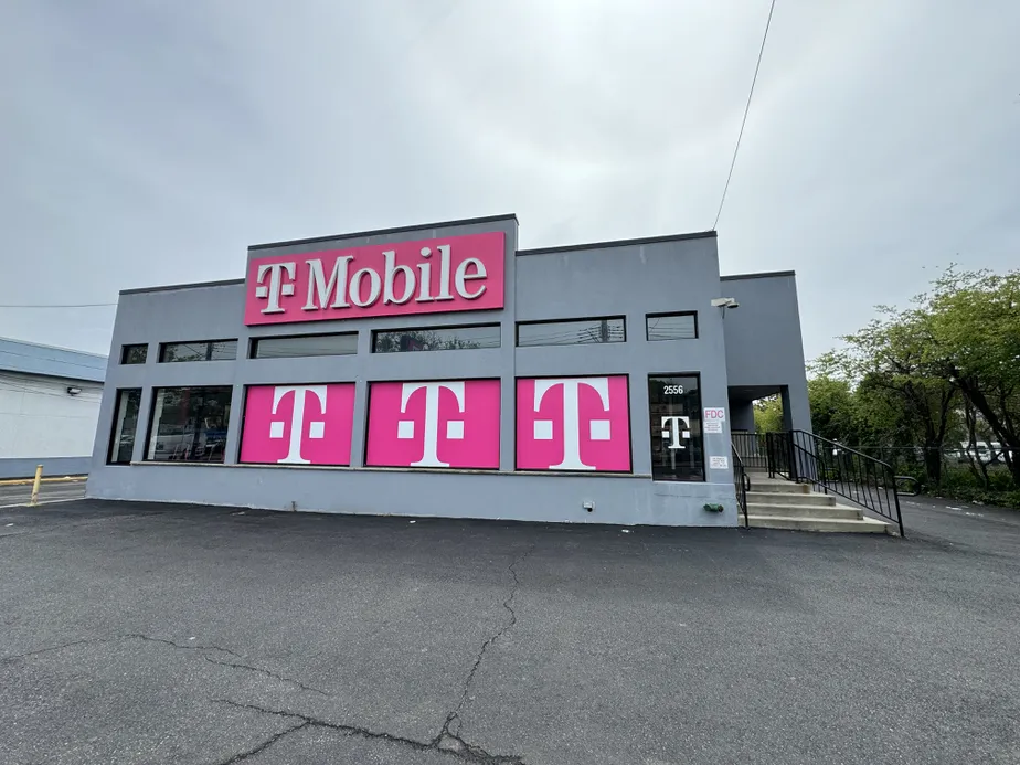  Exterior photo of T-Mobile Store at Hylan Blvd & New Dorp Lane, Staten Island, NY 