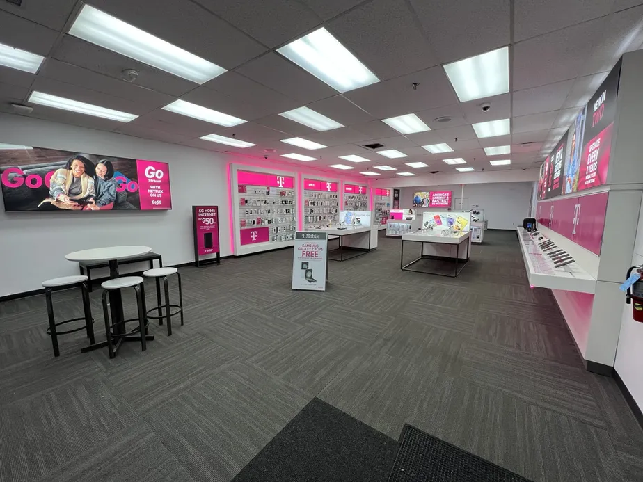 Foto del interior de la tienda T-Mobile en River City Plaza, Waltham, MA