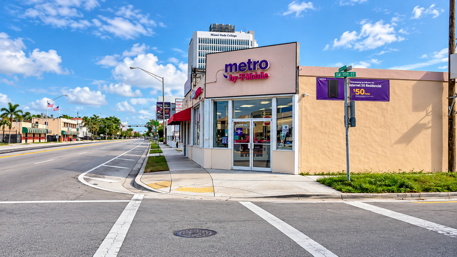 Metro by T-Mobile 957 SW 27th Ave - 957 SW 27th Ave 