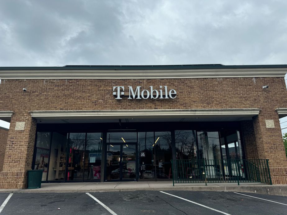 Exterior photo of T-Mobile Store at Richmond Ave & Nome Ave, Staten Island, NY